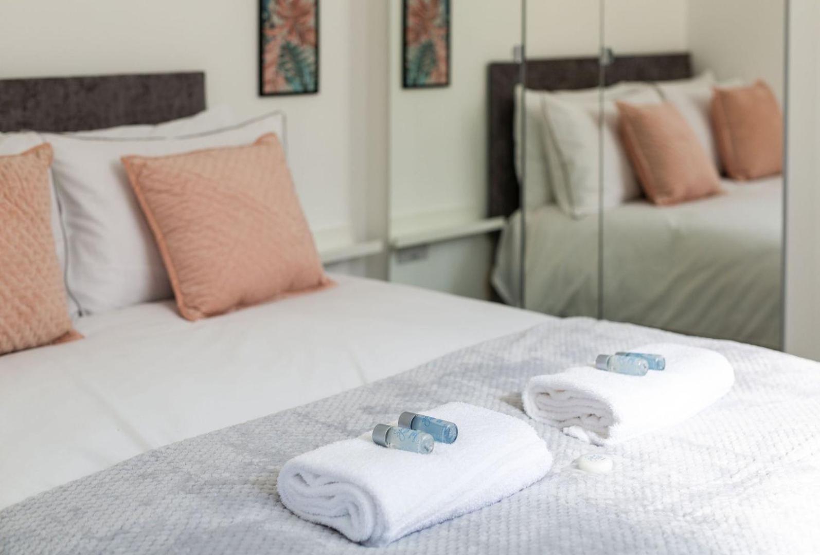Stylish Apartment W/ Private Garden - Dog Friendly Newport  Buitenkant foto