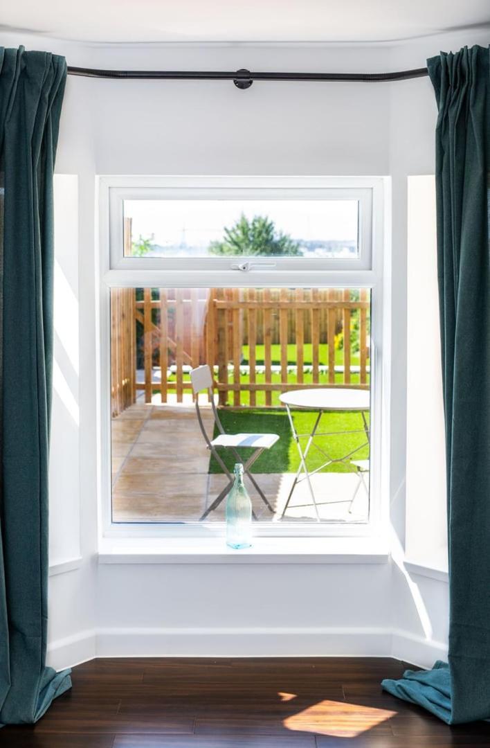 Stylish Apartment W/ Private Garden - Dog Friendly Newport  Buitenkant foto